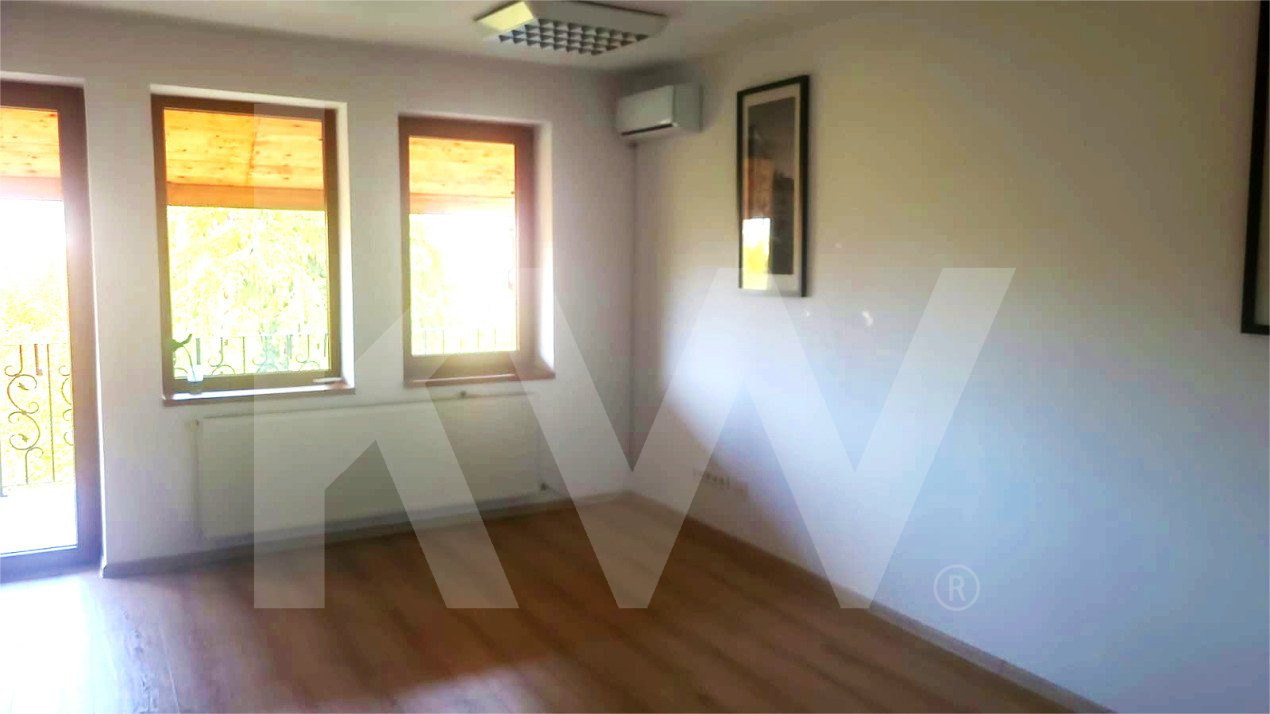 Spatiu de birouri, zona Scoala de Inot, 90mp, 3 camere, hol, 2 bai, terasa