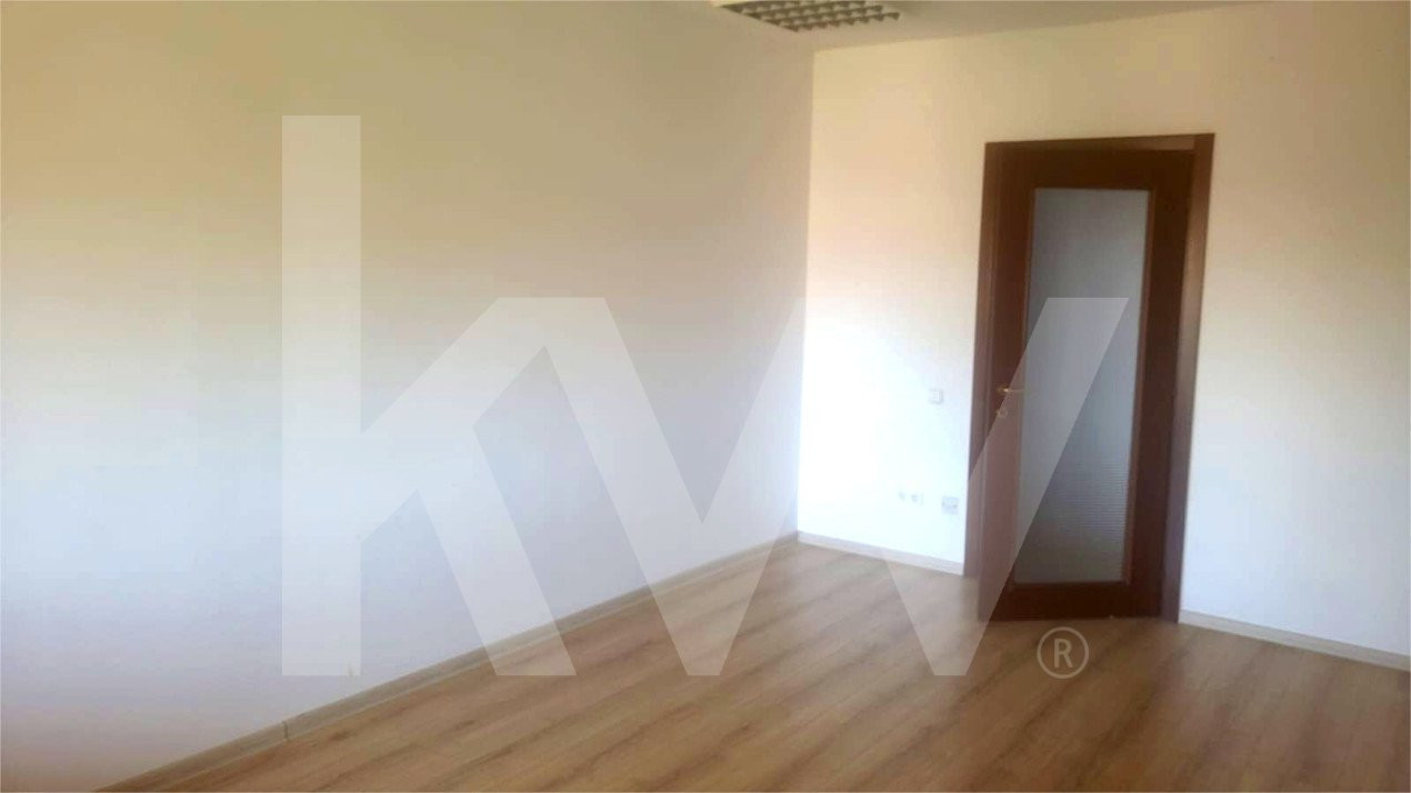 Spatiu de birouri, zona Scoala de Inot, 90mp, 3 camere, hol, 2 bai, terasa