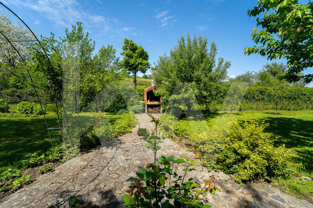 Casă mare și curte 1800 mp/Panoramă splendidă spre Vf. Negoiu-sat Sărata SB