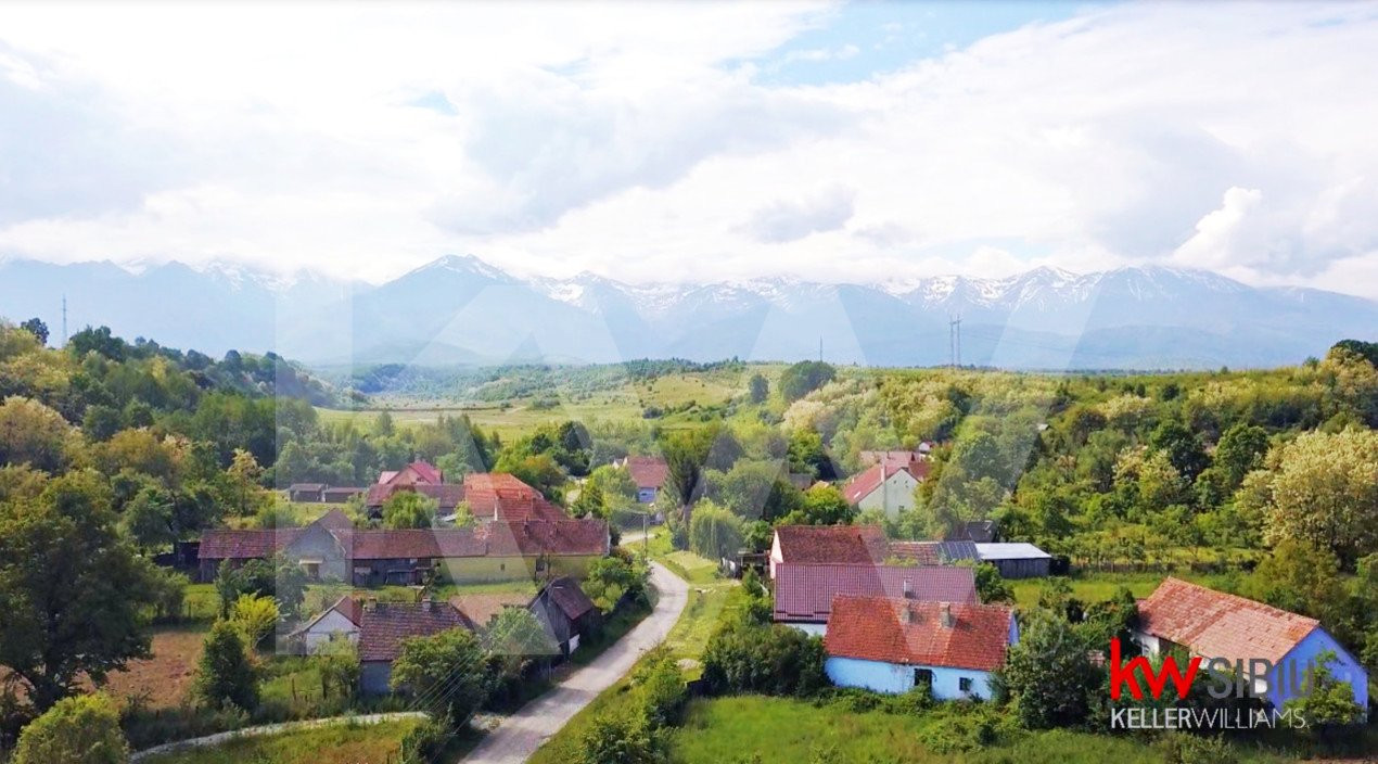 Casă mare și curte 1800 mp/Panoramă splendidă spre Vf. Negoiu-sat Sărata SB